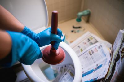 Vaso Entupido? Desentupa Fácil com 7 Métodos Caseiros e Rápidos!